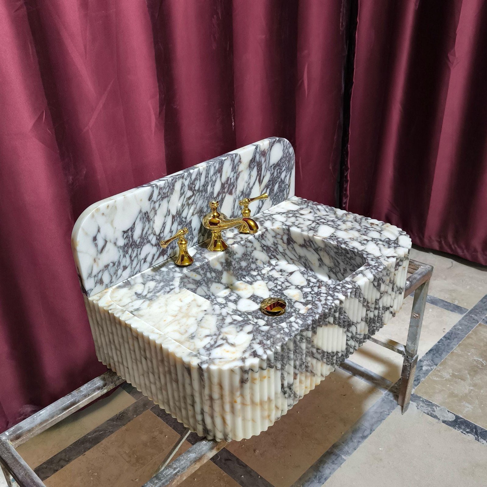 Calacatta Viola Mermer Lavabo – El Oyma Yivli Ön Yüzey, Yuvarlatılmış Köşe Tasarım - Görsel 6
