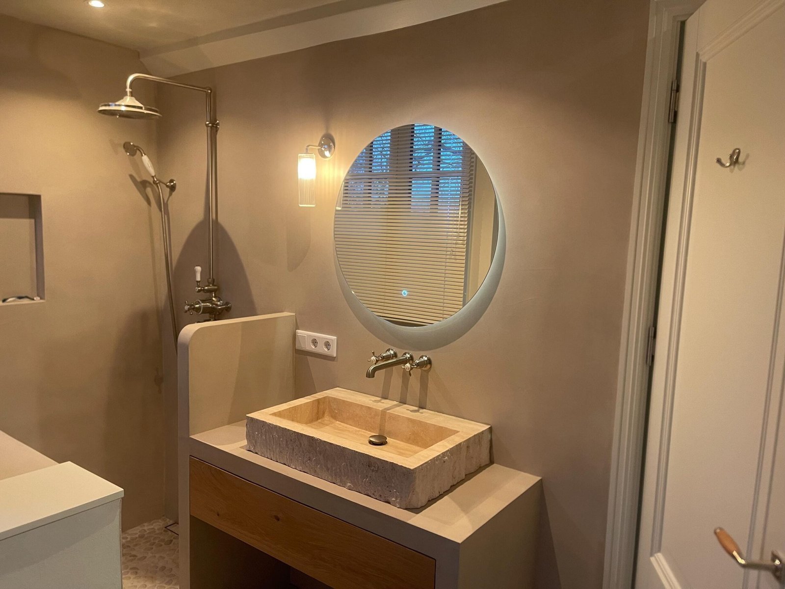 Traverten Mermer Lavabo – El Yapımı Rustic Vessel / Duvara Monte Sink