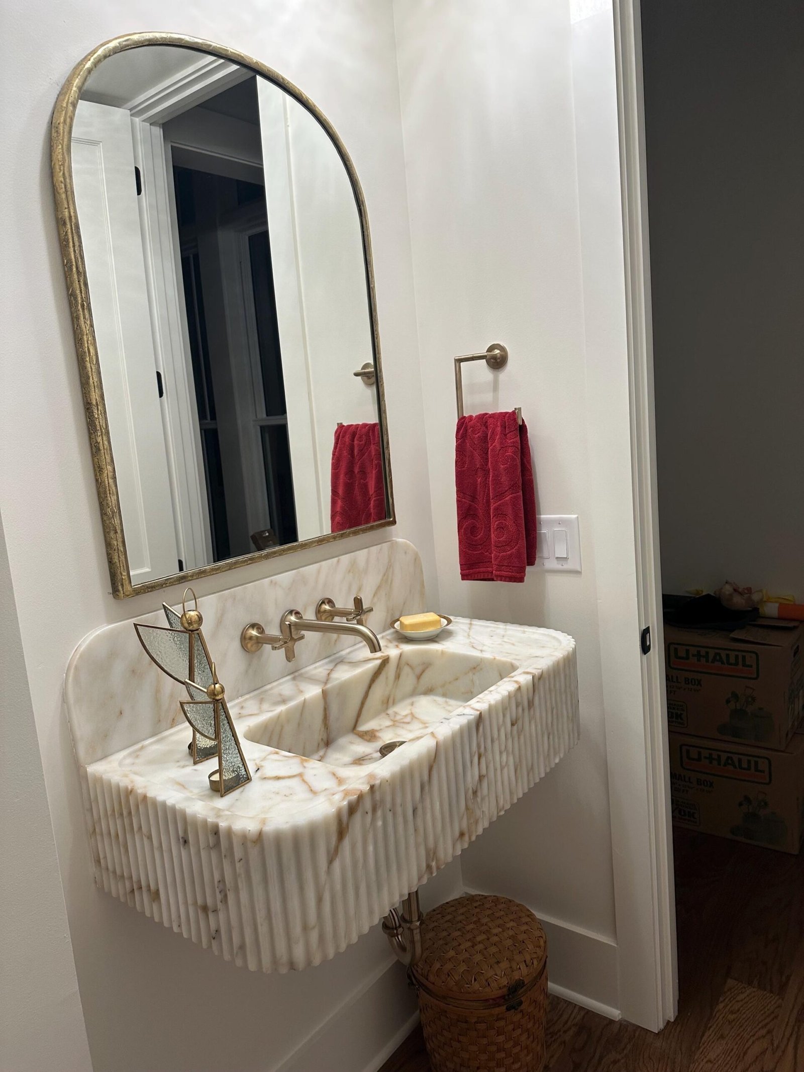 Calacatta Gold Mermer Lavabo – Sırtlıklı, Duvar Montajlı veya Tezgah Üstü Lüks Vanity (30")