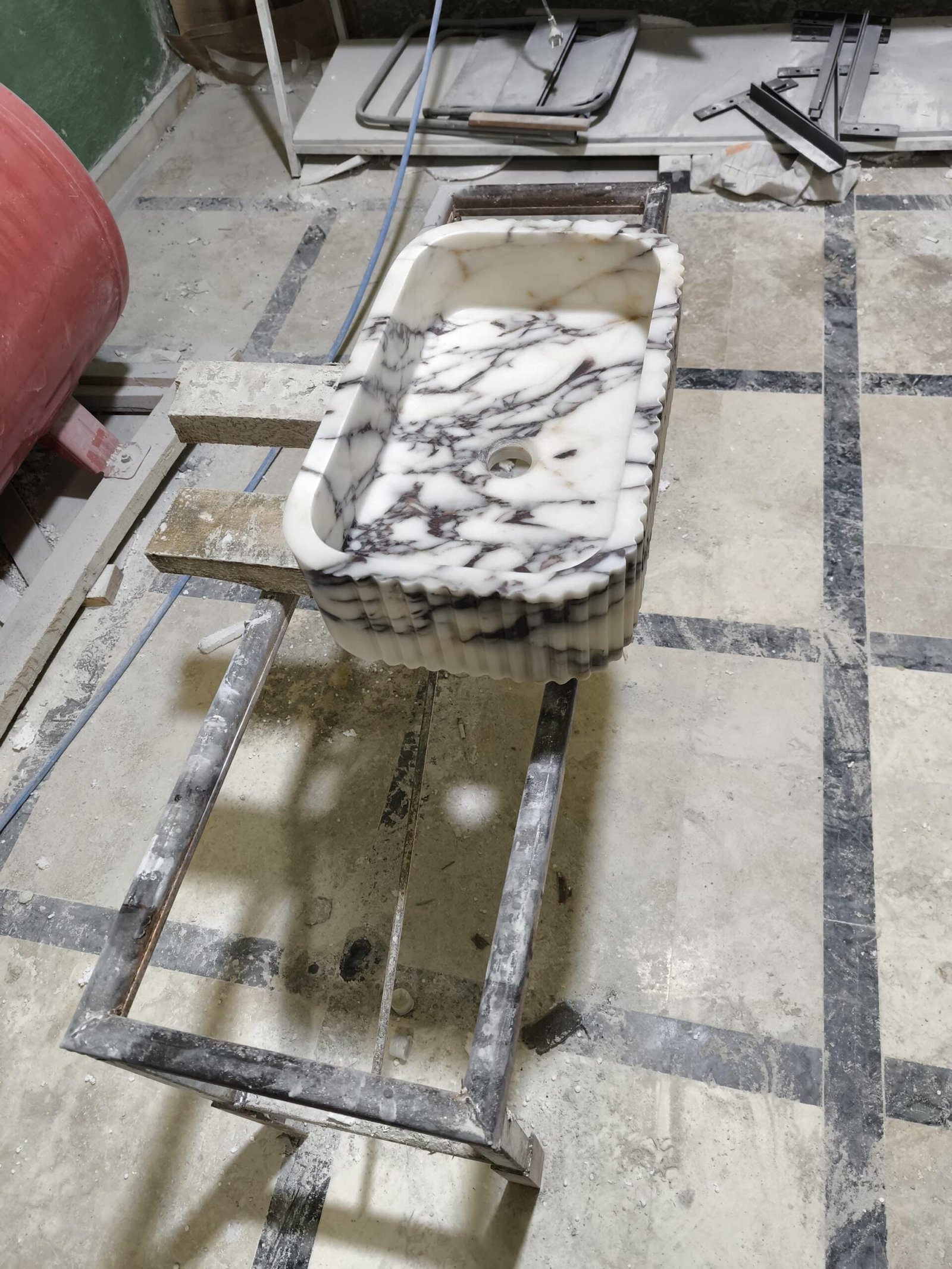 Calacatta Viola Mermer Lavabo – El Yapımı Lüks Doğal Taş Banyo Tezgahı (50 cm) - Görsel 4