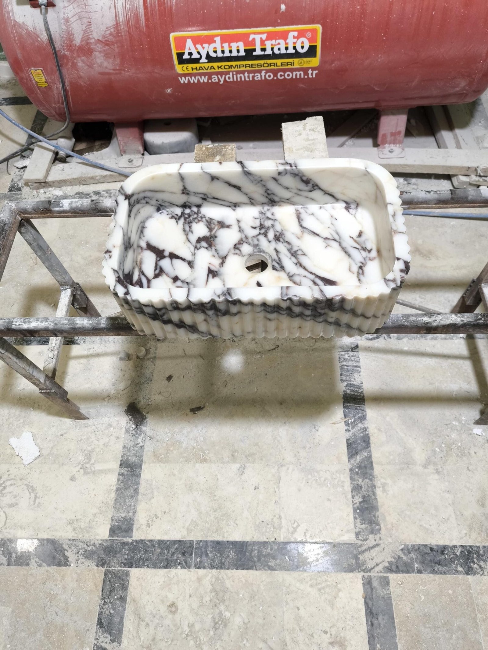 Calacatta Viola Mermer Lavabo – El Yapımı Lüks Doğal Taş Banyo Tezgahı (50 cm)