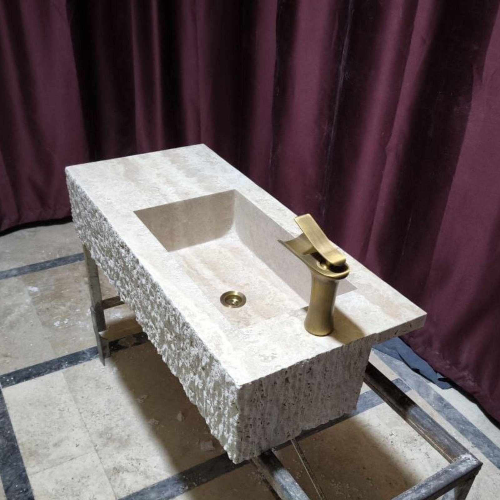 Doğal Traverten Duvara Monte Lavabo – Blasted Yüzey Modern Taş Vanity