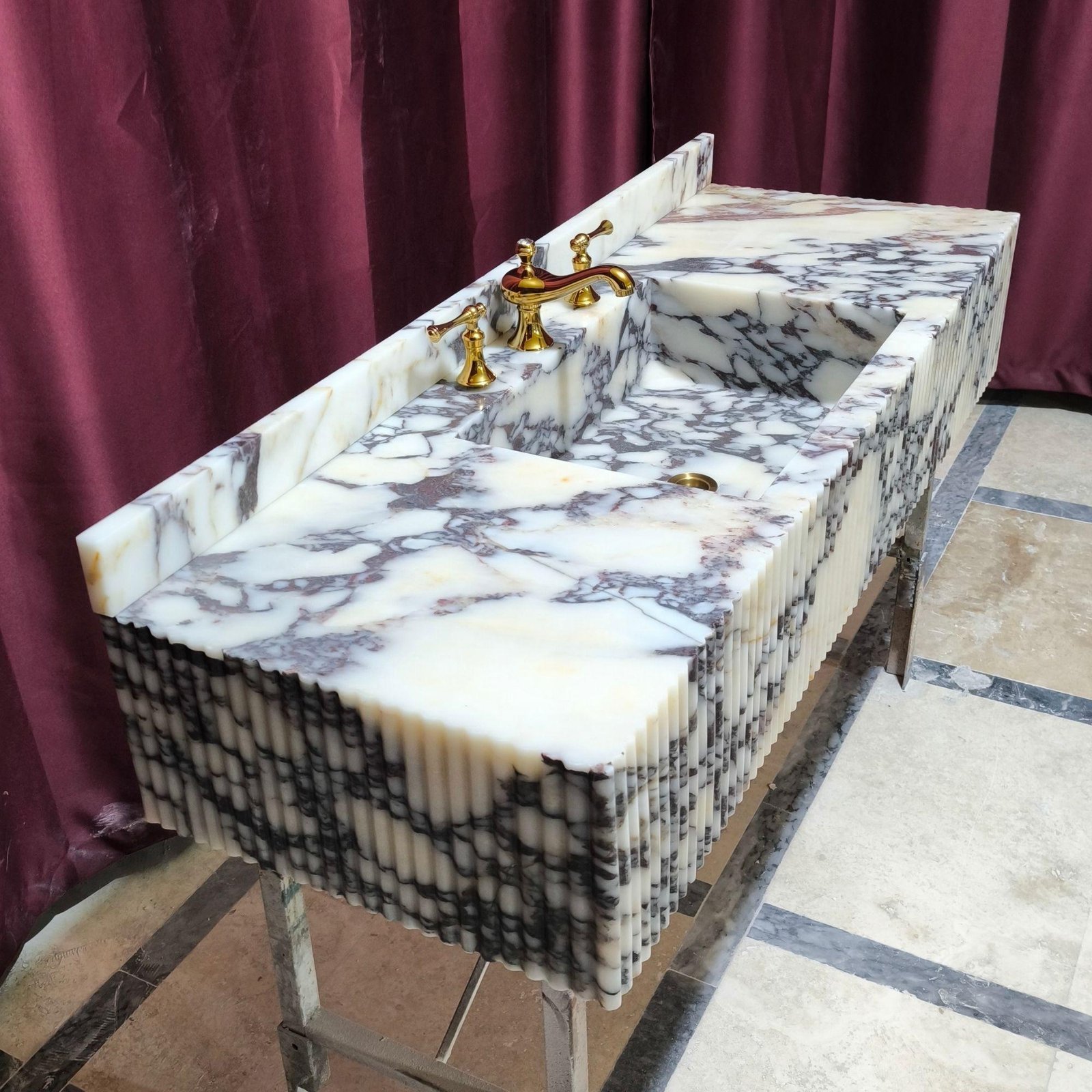 Calacatta Viola Mermer Lavabo – Oyma Yüzeyli (Grooved) Duvara Monte Lüks Vanity