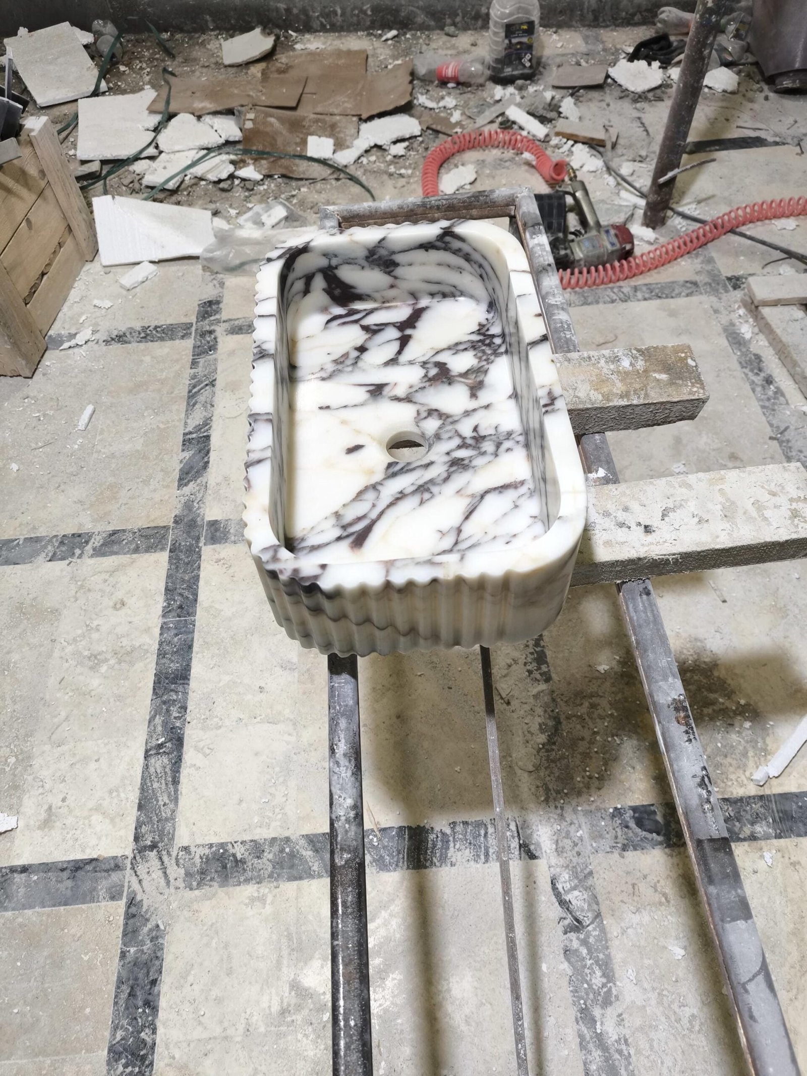 Calacatta Viola Mermer Lavabo – El Yapımı Lüks Doğal Taş Banyo Tezgahı (50 cm) - Görsel 3