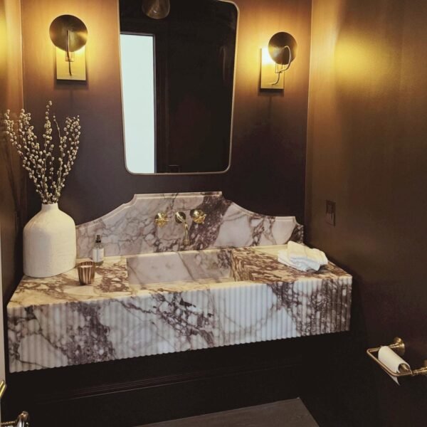 Calacatta Monet Mermer Lavabo – Sırtlıklı, Büyük Boy Duvar Montajlı Lüks Vanity (55")