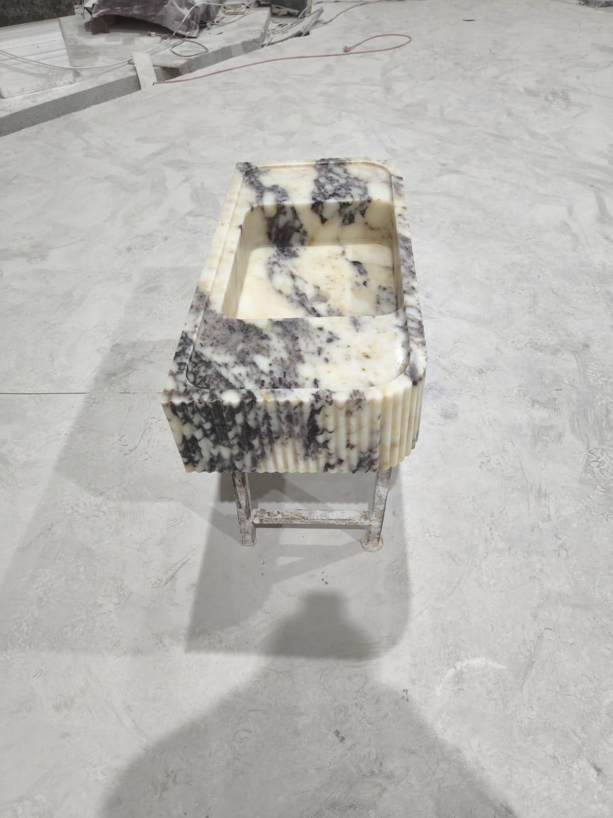 Calacatta Viola Mermer Lavabo – Üç Tarafı Fluted Duvara Monte Lüks Basin - Görsel 3