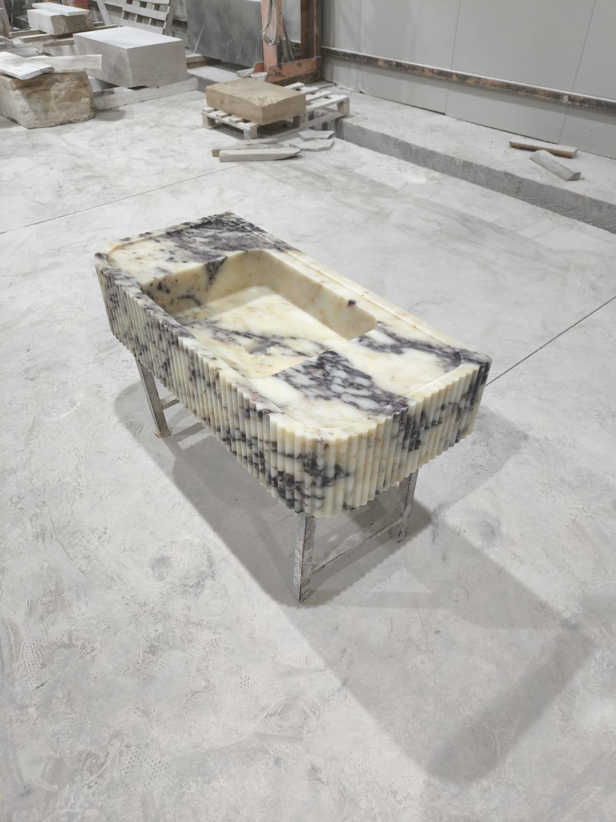 Calacatta Viola Mermer Lavabo – Üç Tarafı Fluted Duvara Monte Lüks Basin - Görsel 6