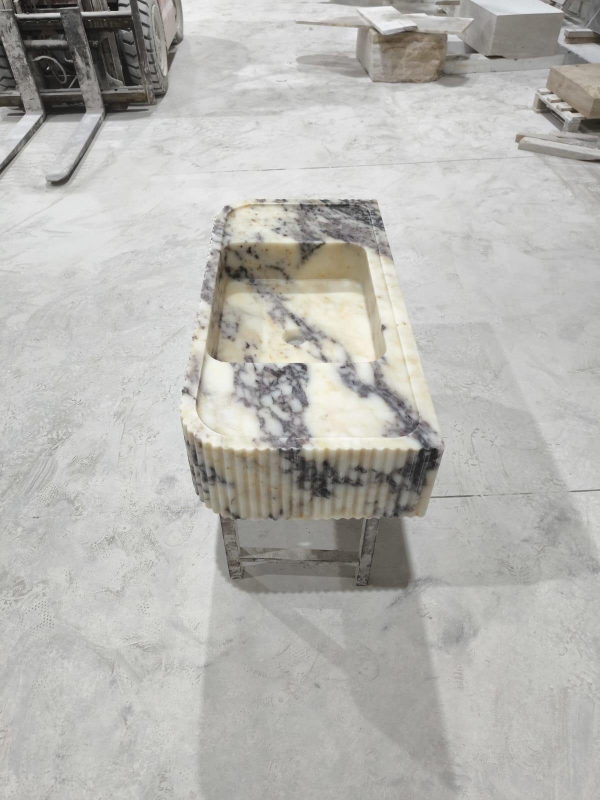 Calacatta Viola Mermer Lavabo – Üç Tarafı Fluted Duvara Monte Lüks Basin - Görsel 5