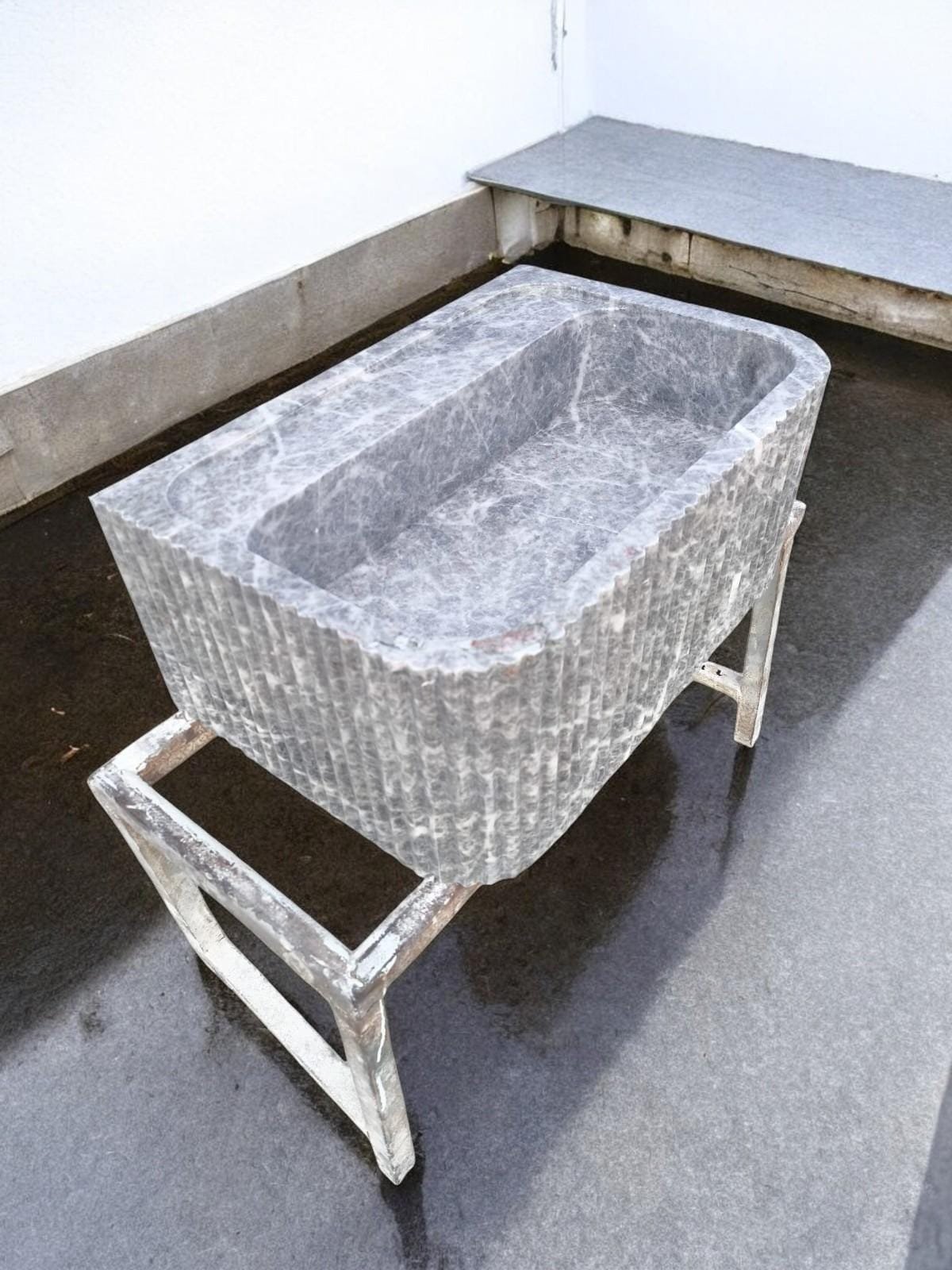 Tundra Grey Mermer Lavabo – Yivli (Fluted) Modern Doğal Taş Banyo Lavabosu