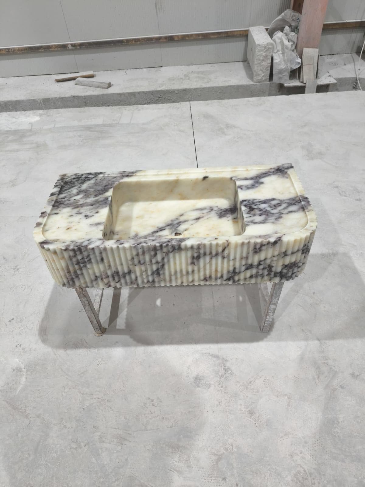 Calacatta Viola Mermer Lavabo – Üç Tarafı Fluted Duvara Monte Lüks Basin