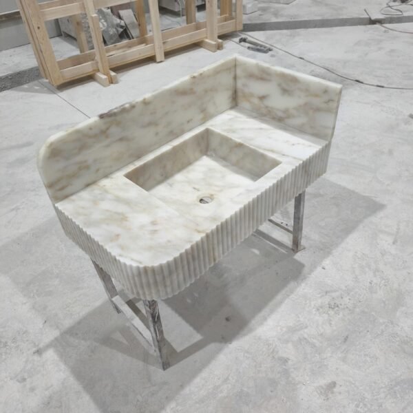 Calacatta Gold Mermer Lavabo – Yivli Ön Panel ve Backsplash’li Lüks Vanity