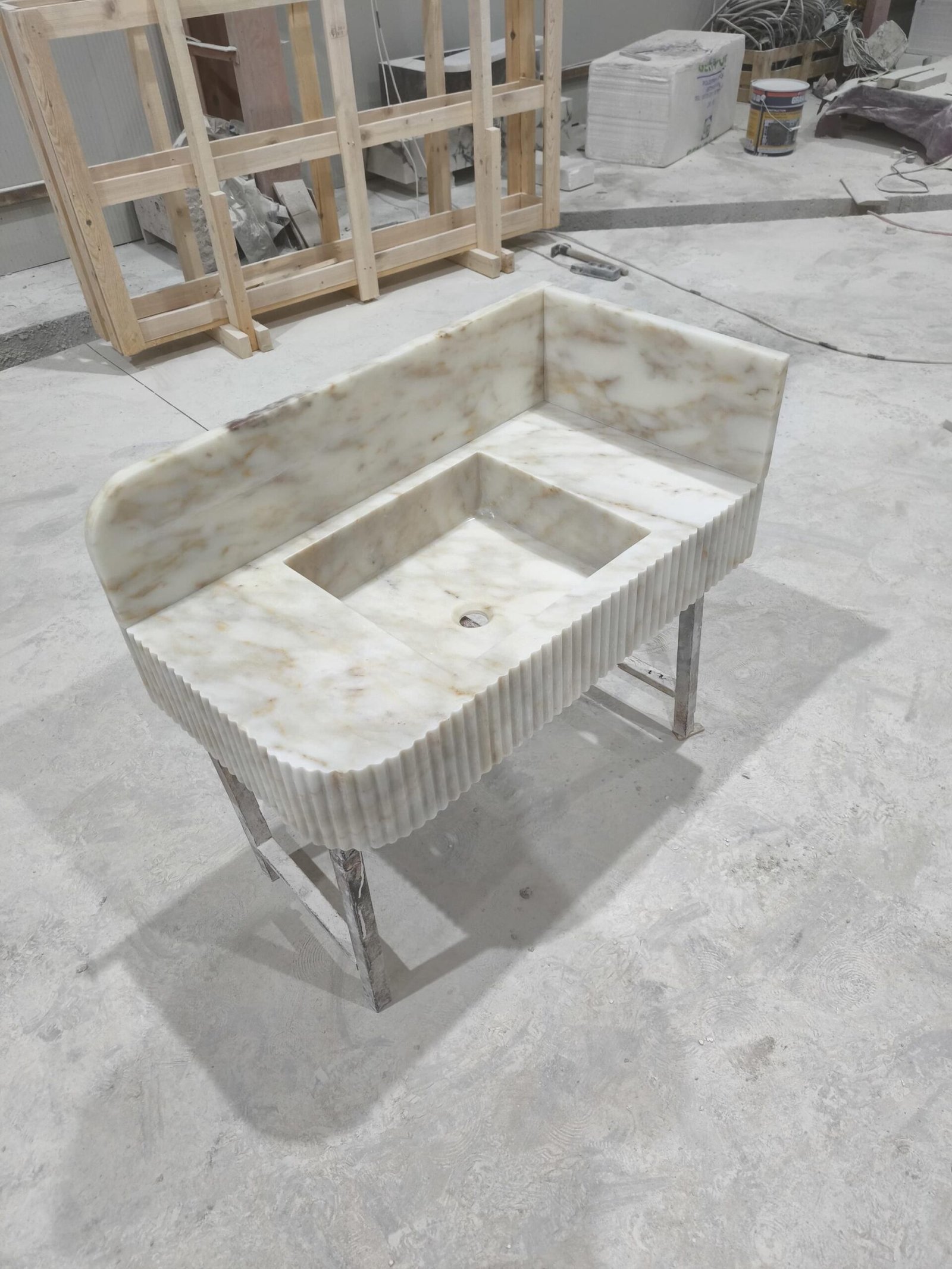 Calacatta Gold Mermer Lavabo – Yivli Ön Panel ve Backsplash’li Lüks Vanity