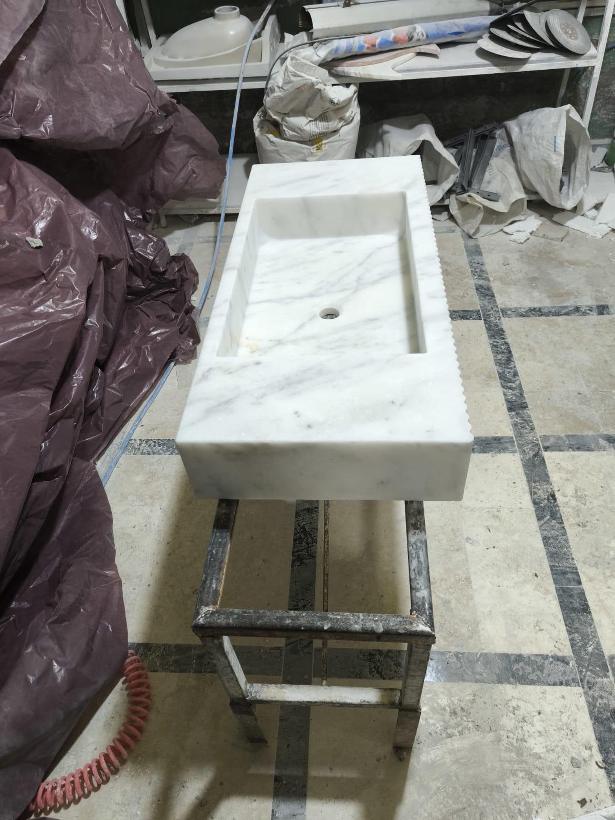 Beyaz Mermer Lavabo – Yivli Ön Panel Modern Lüks Vanity - Görsel 2