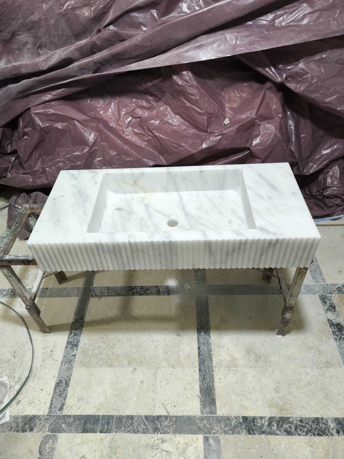 Beyaz Mermer Lavabo – Yivli Ön Panel Modern Lüks Vanity - Görsel 6