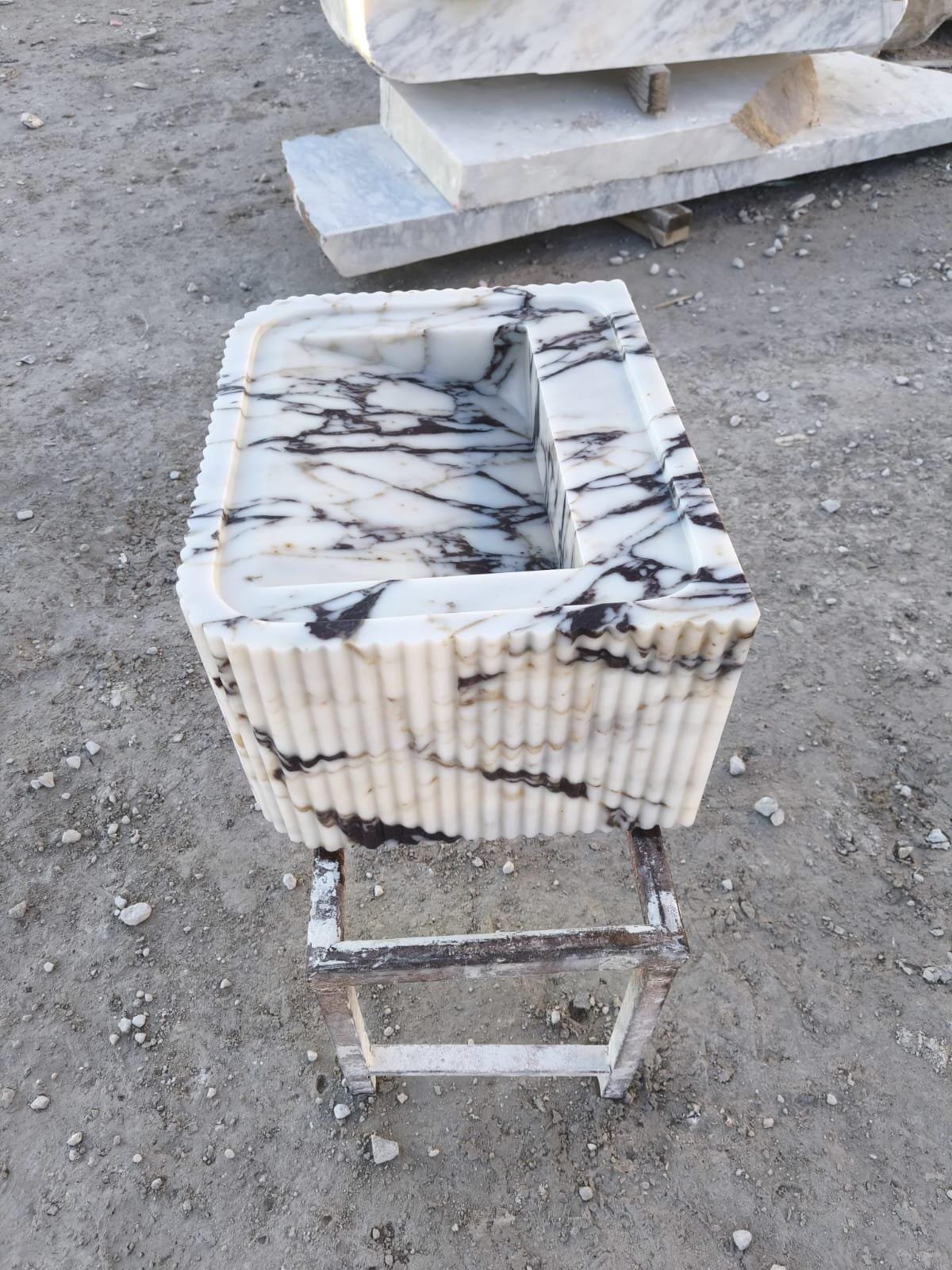 Calacatta Viola Mermer Lavabo – Yivli (Fluted) Dikdörtgen Duvar Tipi Lüks Banyo Lavabosu (22") - Görsel 6