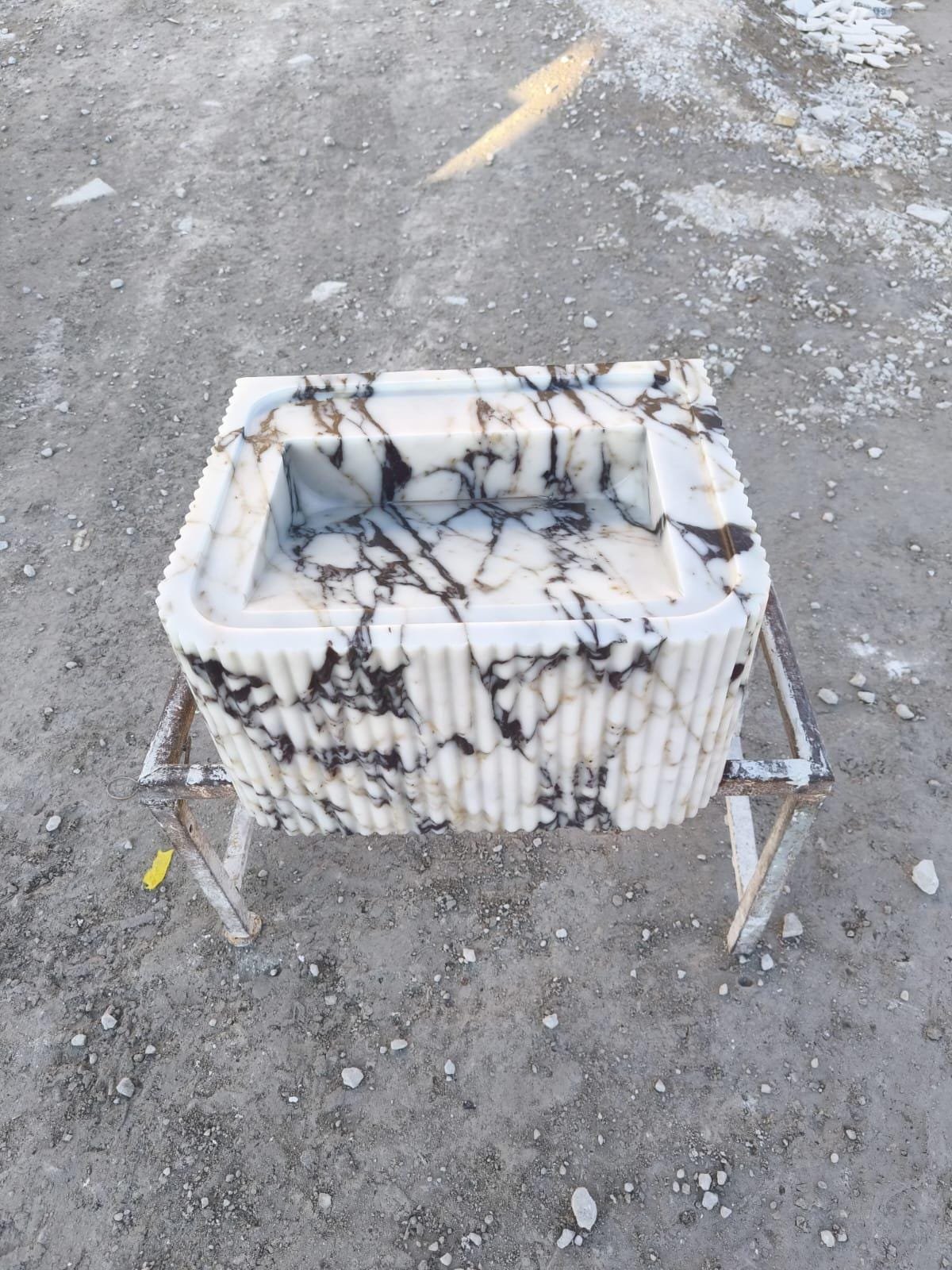 Calacatta Viola Mermer Lavabo – Yivli (Fluted) Dikdörtgen Duvar Tipi Lüks Banyo Lavabosu (22") - Görsel 5