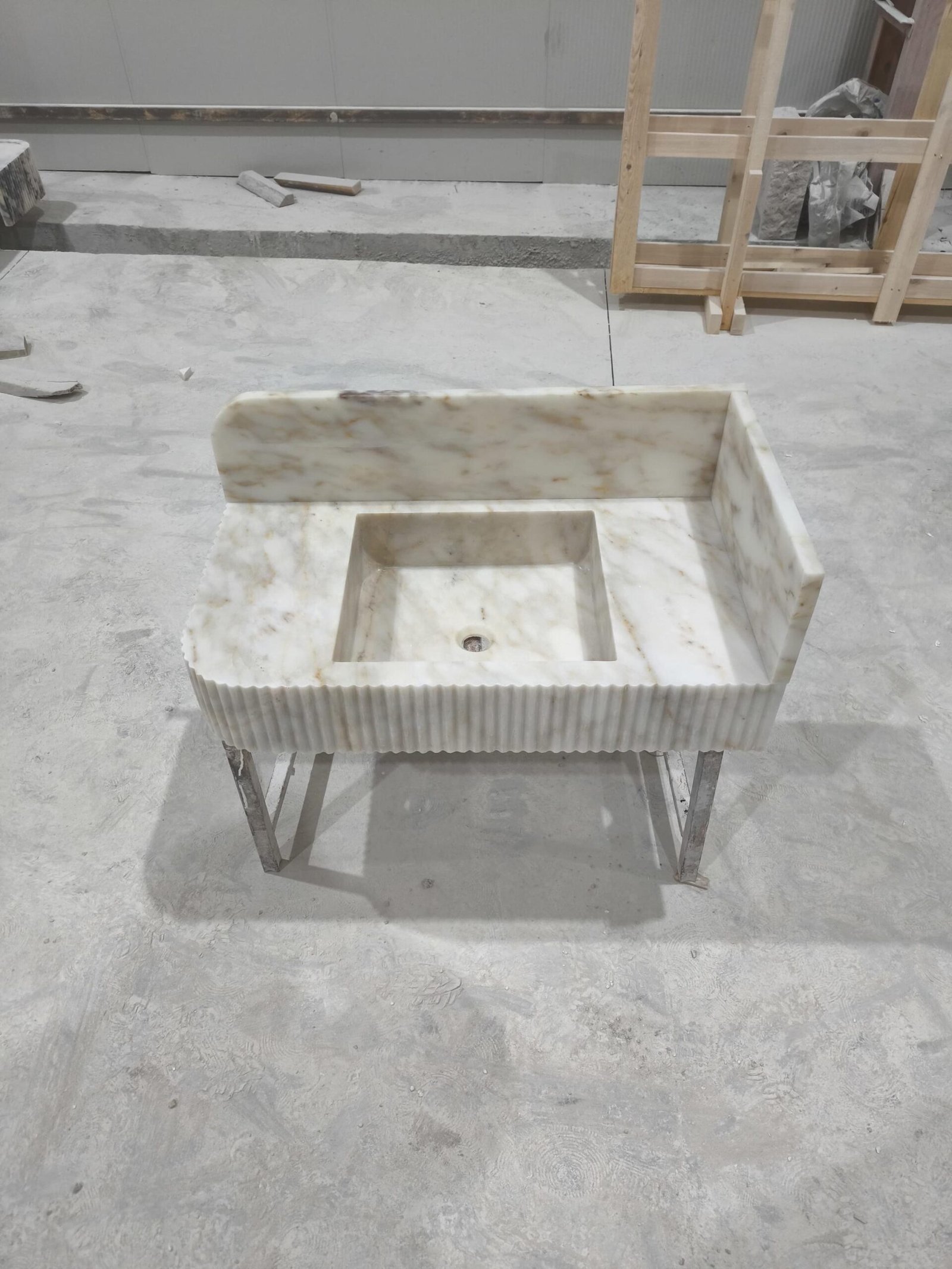 Calacatta Gold Mermer Lavabo – Yivli Ön Panel ve Backsplash’li Lüks Vanity - Görsel 4