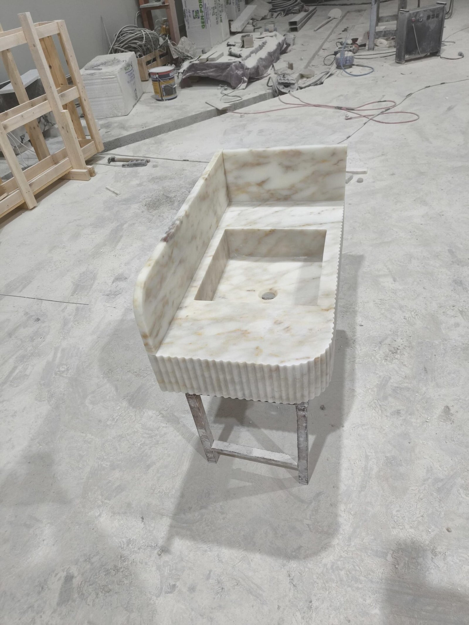 Calacatta Gold Mermer Lavabo – Yivli Ön Panel ve Backsplash’li Lüks Vanity - Görsel 3