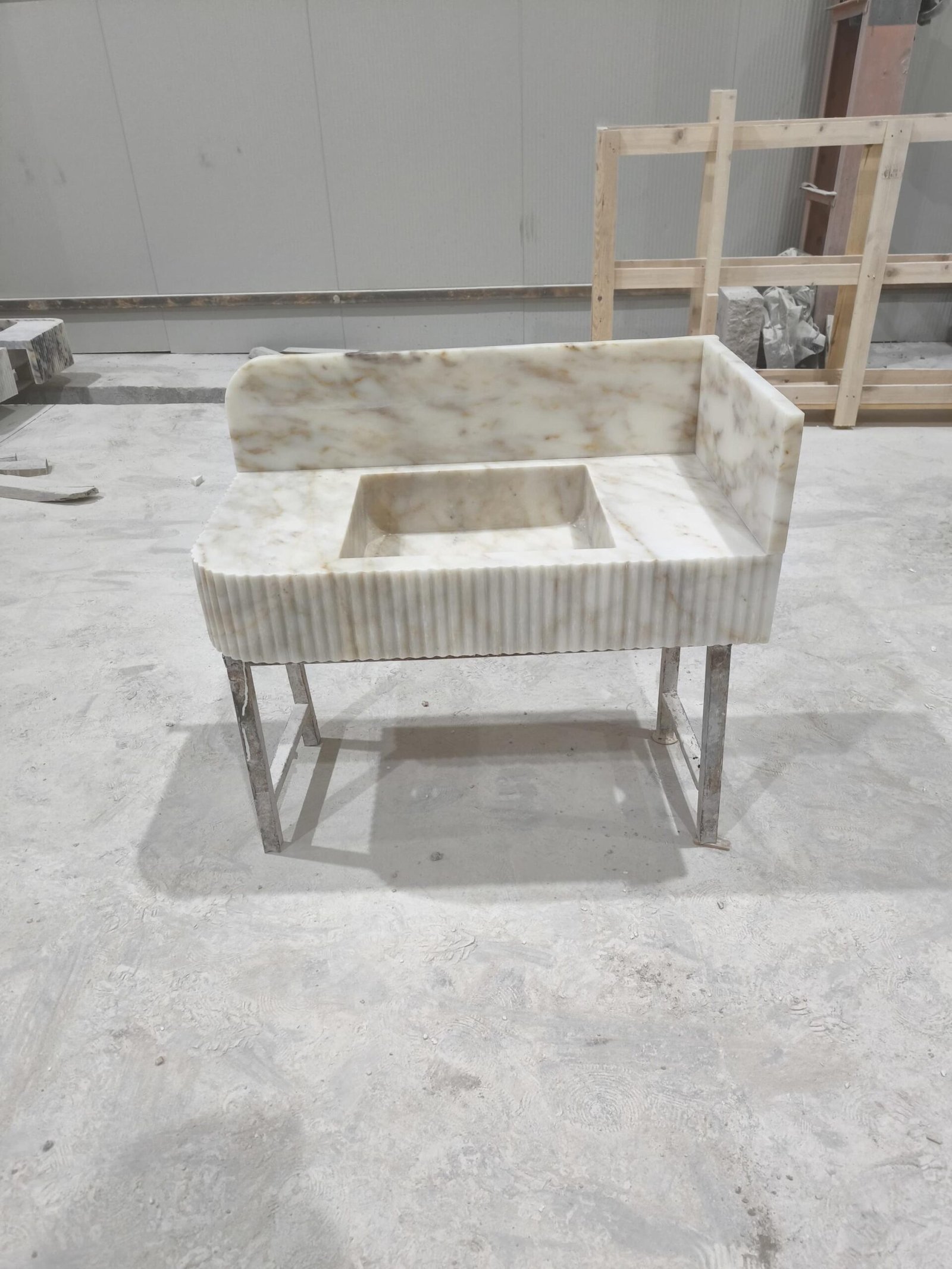 Calacatta Gold Mermer Lavabo – Yivli Ön Panel ve Backsplash’li Lüks Vanity - Görsel 2