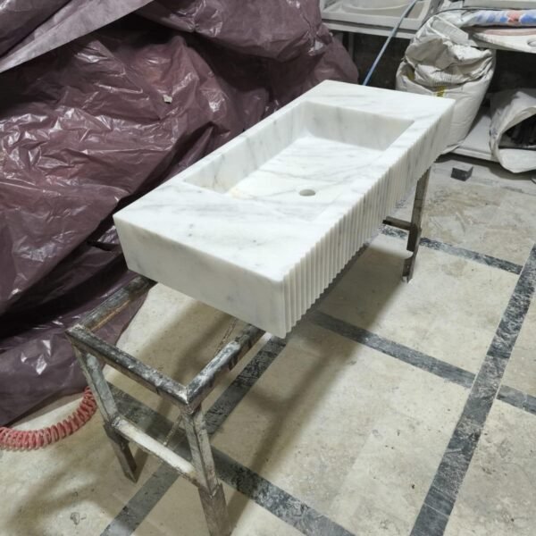Beyaz Mermer Lavabo – Yivli Ön Panel Modern Lüks Vanity