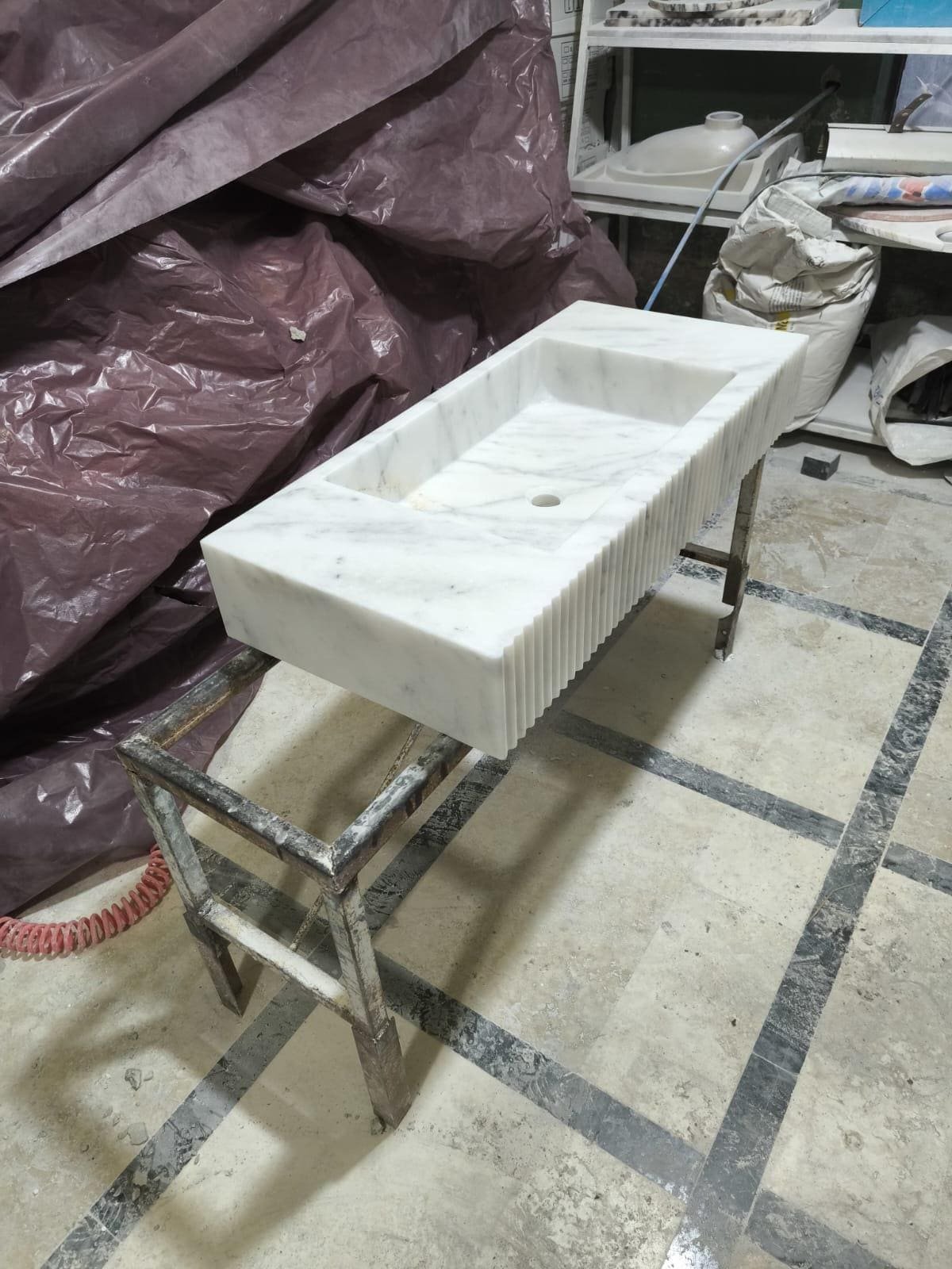 Beyaz Mermer Lavabo – Yivli Ön Panel Modern Lüks Vanity