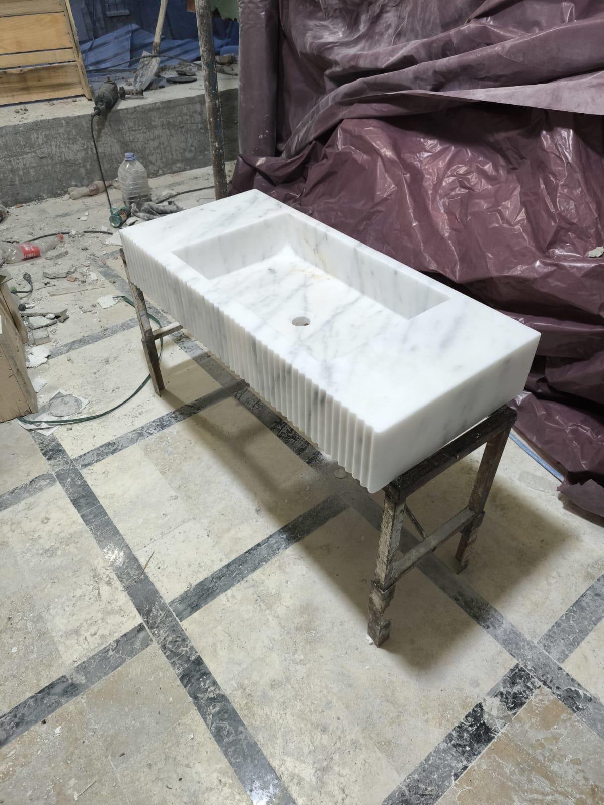 Beyaz Mermer Lavabo – Yivli Ön Panel Modern Lüks Vanity - Görsel 3