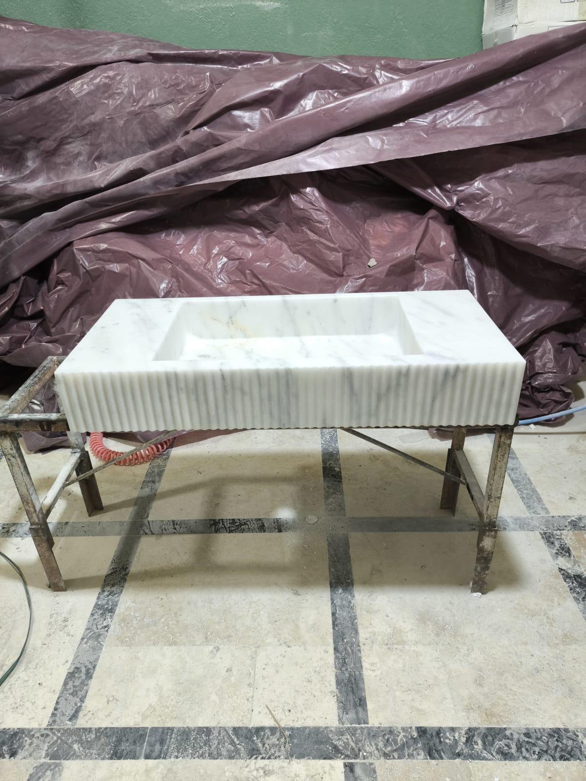 Beyaz Mermer Lavabo – Yivli Ön Panel Modern Lüks Vanity - Görsel 5