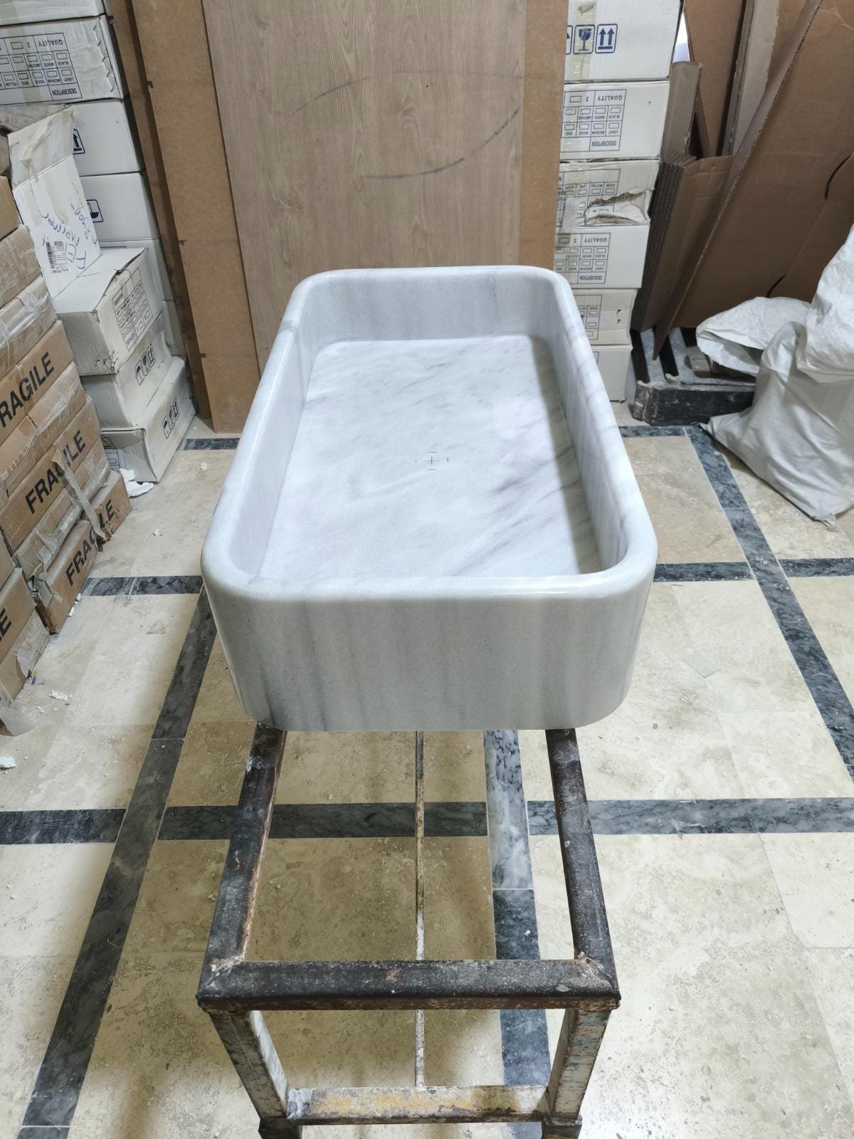 Carrara Beyaz Mermer Mutfak Evyesi – El Yapımı Dikdörtgen Çiftlik Tipi Evye (18x30x8”) - Görsel 5