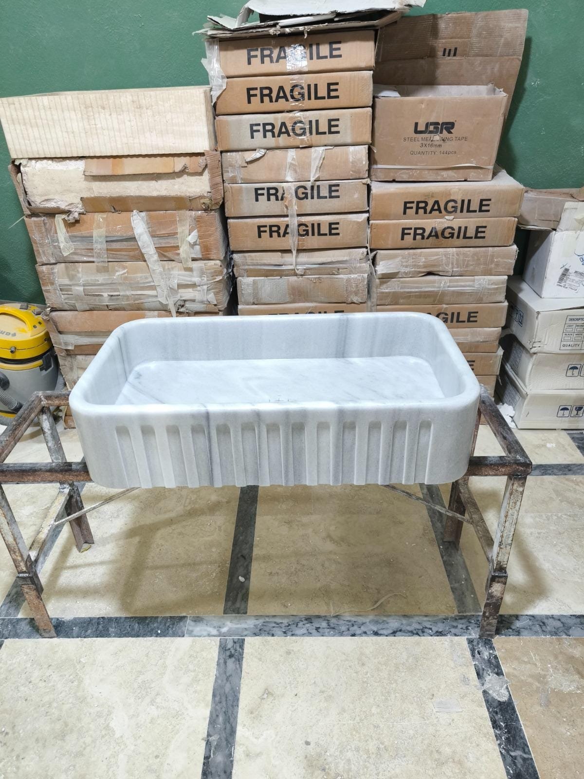 Carrara Beyaz Mermer Mutfak Evyesi – El Yapımı Dikdörtgen Çiftlik Tipi Evye (18x30x8”) - Görsel 7