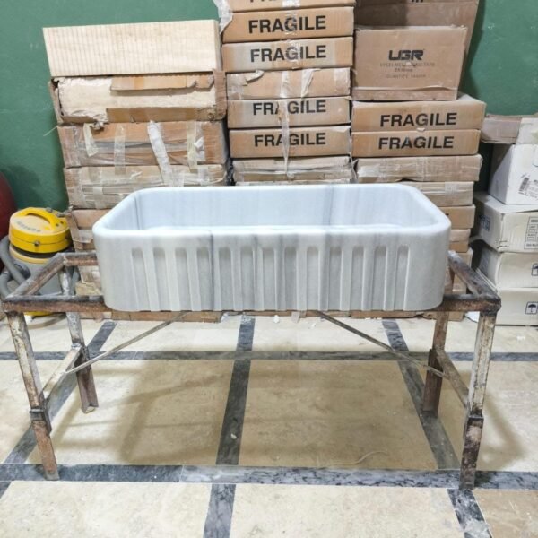 Carrara Beyaz Mermer Mutfak Evyesi – El Yapımı Dikdörtgen Çiftlik Tipi Evye (18x30x8”)