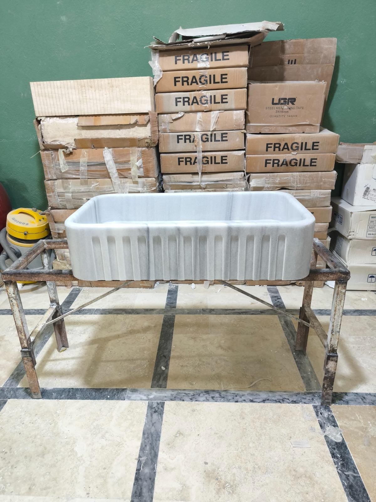 Carrara Beyaz Mermer Mutfak Evyesi – El Yapımı Dikdörtgen Çiftlik Tipi Evye (18x30x8”)