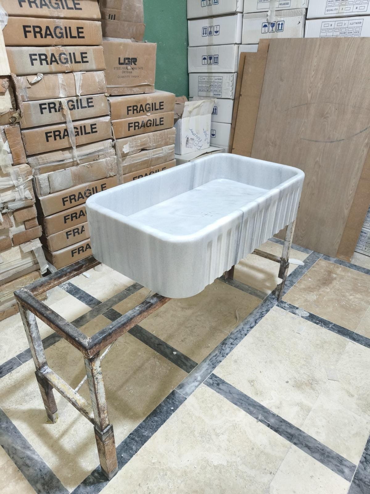 Carrara Beyaz Mermer Mutfak Evyesi – El Yapımı Dikdörtgen Çiftlik Tipi Evye (18x30x8”) - Görsel 4