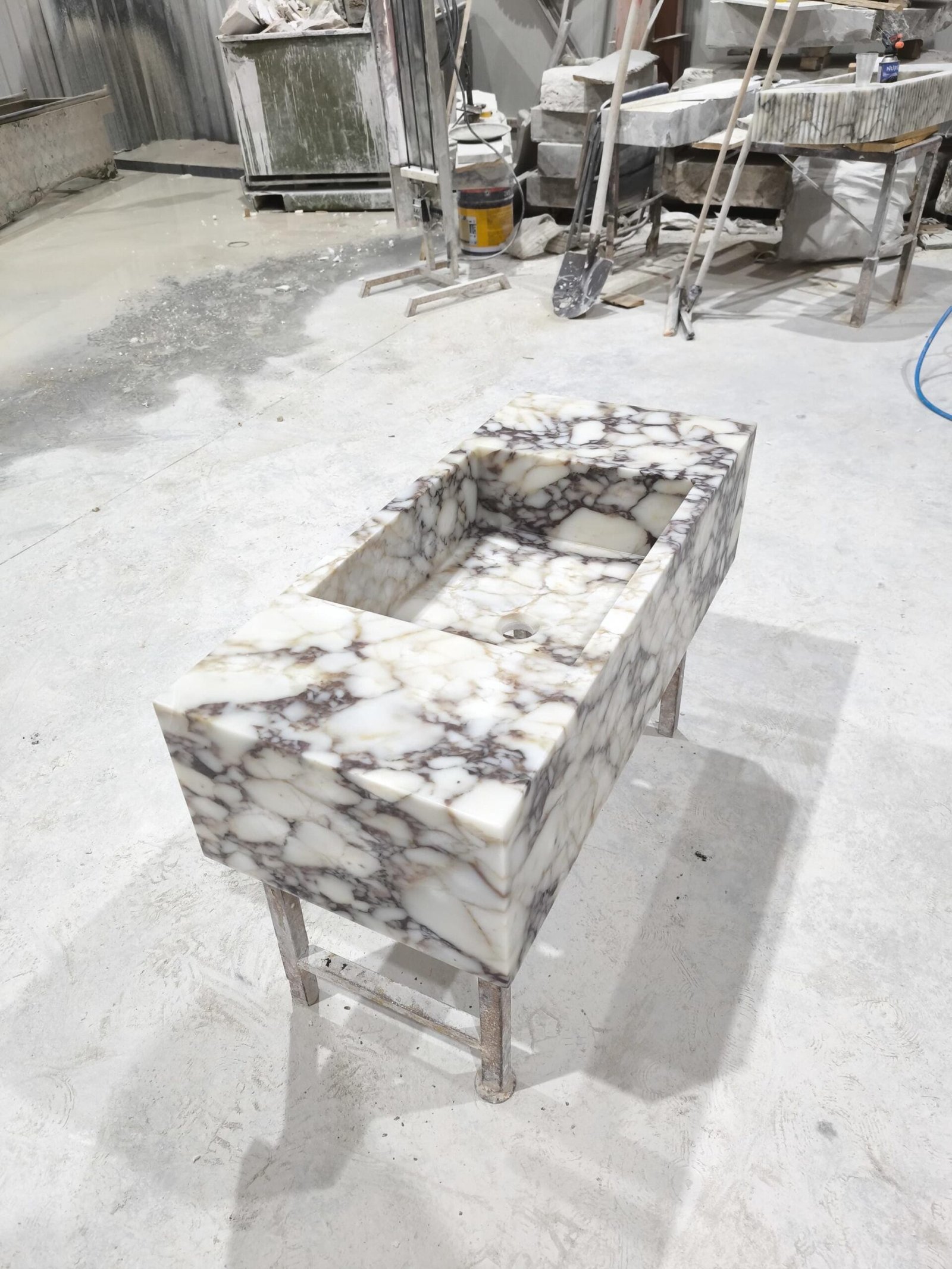 Calacatta Viola Mermer Lavabo – El Yapımı Derin Dikdörtgen Banyo Lavabosu (16x36x10”) - Görsel 6