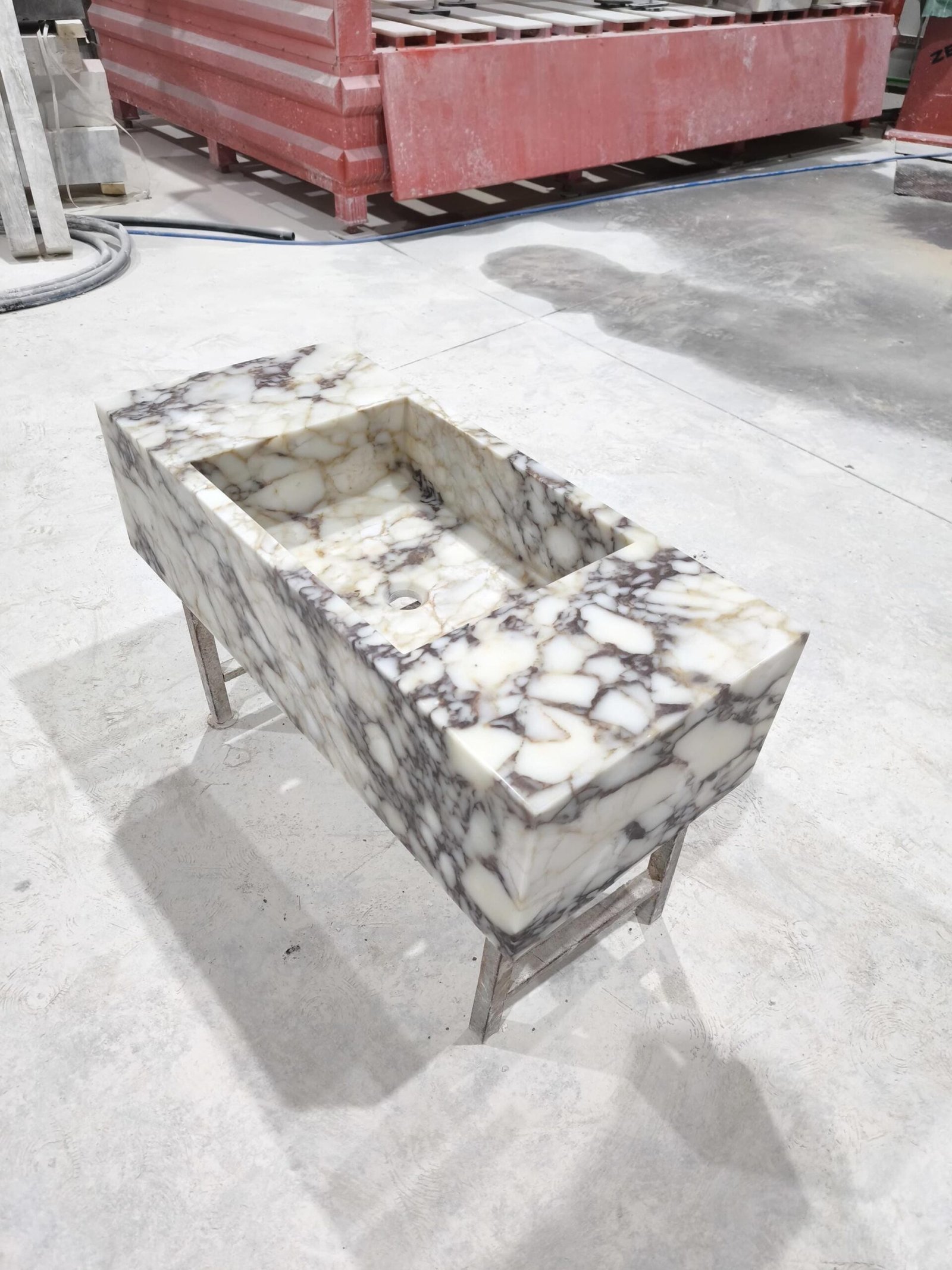 Calacatta Viola Mermer Lavabo – El Yapımı Derin Dikdörtgen Banyo Lavabosu (16x36x10”) - Görsel 2