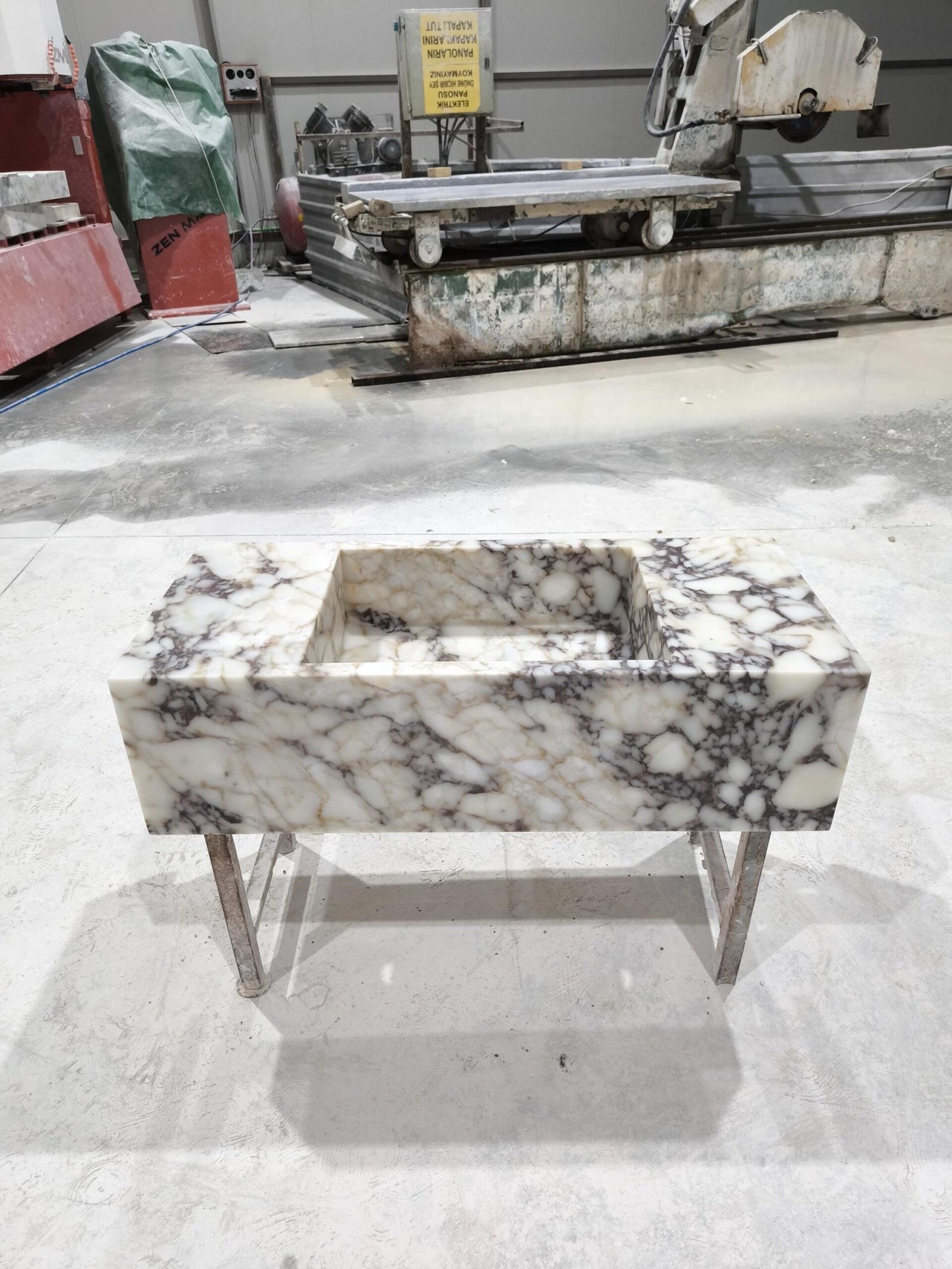 Calacatta Viola Mermer Lavabo – El Yapımı Derin Dikdörtgen Banyo Lavabosu (16x36x10”)