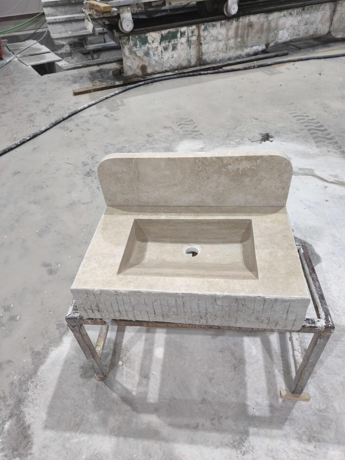 Traverten Mermer Lavabo – Backsplash’li El Yapımı Rustic Bathroom Sink