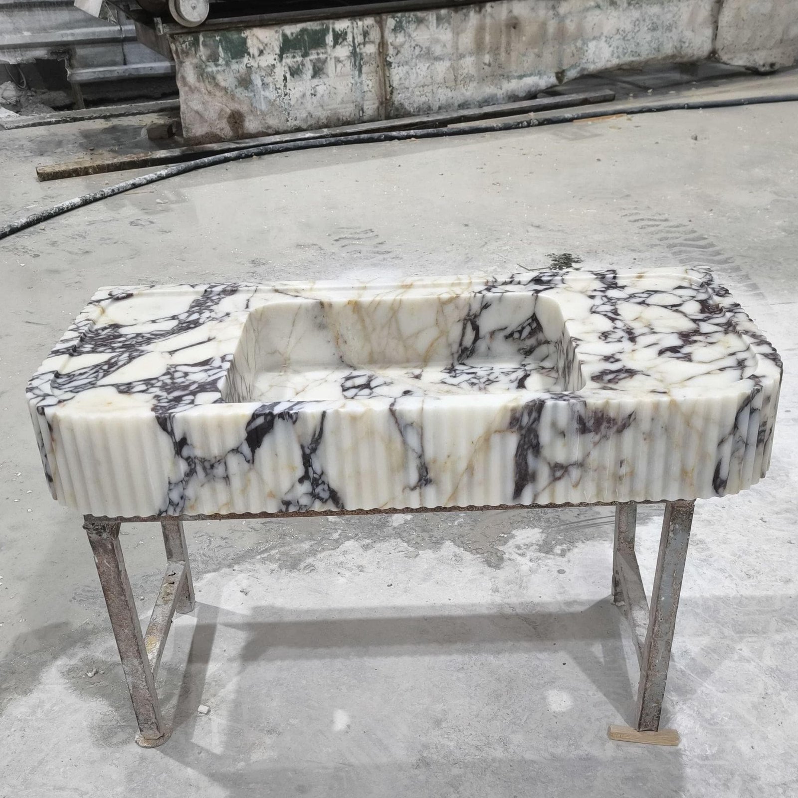 Calacatta Viola Mermer Lavabo – El Yapımı Lüks Banyo Tezgahı (38") - Görsel 4