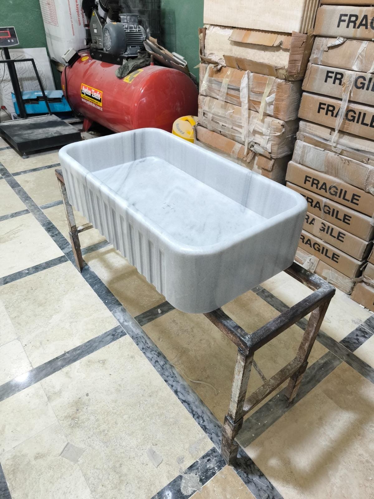 Carrara Beyaz Mermer Mutfak Evyesi – El Yapımı Dikdörtgen Çiftlik Tipi Evye (18x30x8”) - Görsel 2