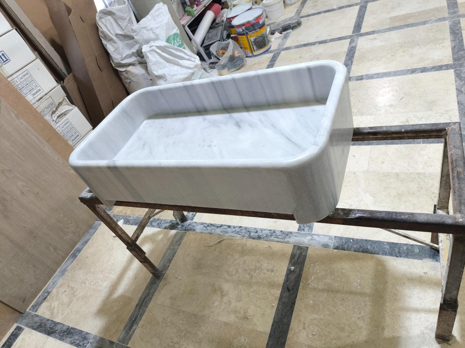 Carrara Beyaz Mermer Mutfak Evyesi – El Yapımı Dikdörtgen Çiftlik Tipi Evye (18x30x8”) - Görsel 6