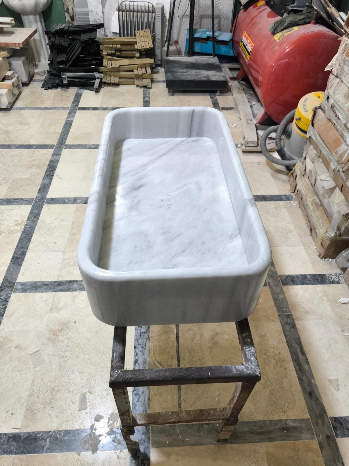Carrara Beyaz Mermer Mutfak Evyesi – El Yapımı Dikdörtgen Çiftlik Tipi Evye (18x30x8”) - Görsel 8