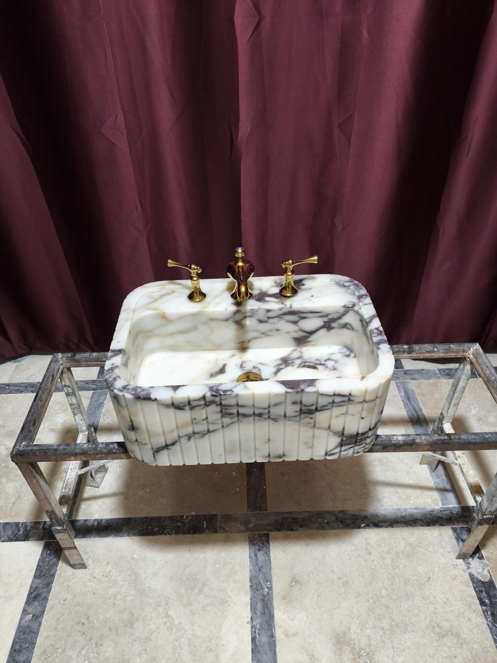 Calacatta Gold Mermer Lavabo – Fluted Tasarımlı Pirinç Bataryalı Lüks Banyo Lavabosu (16x24) - Görsel 2