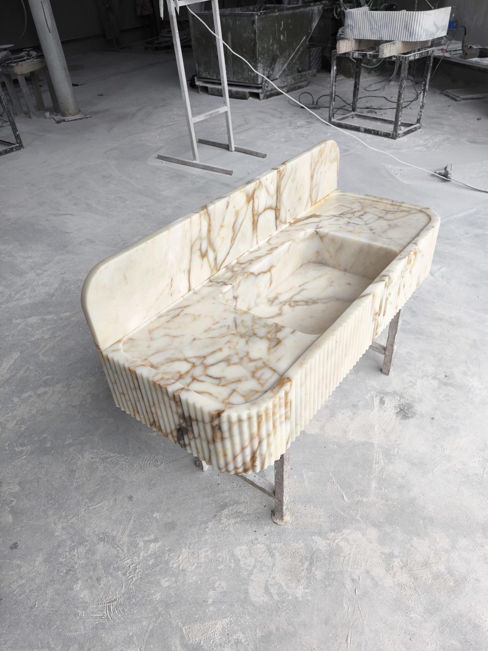 Calacatta Gold Mermer Lavabo – Sırt Panelli El Yapımı Lüks Banyo Tezgahı - Görsel 6