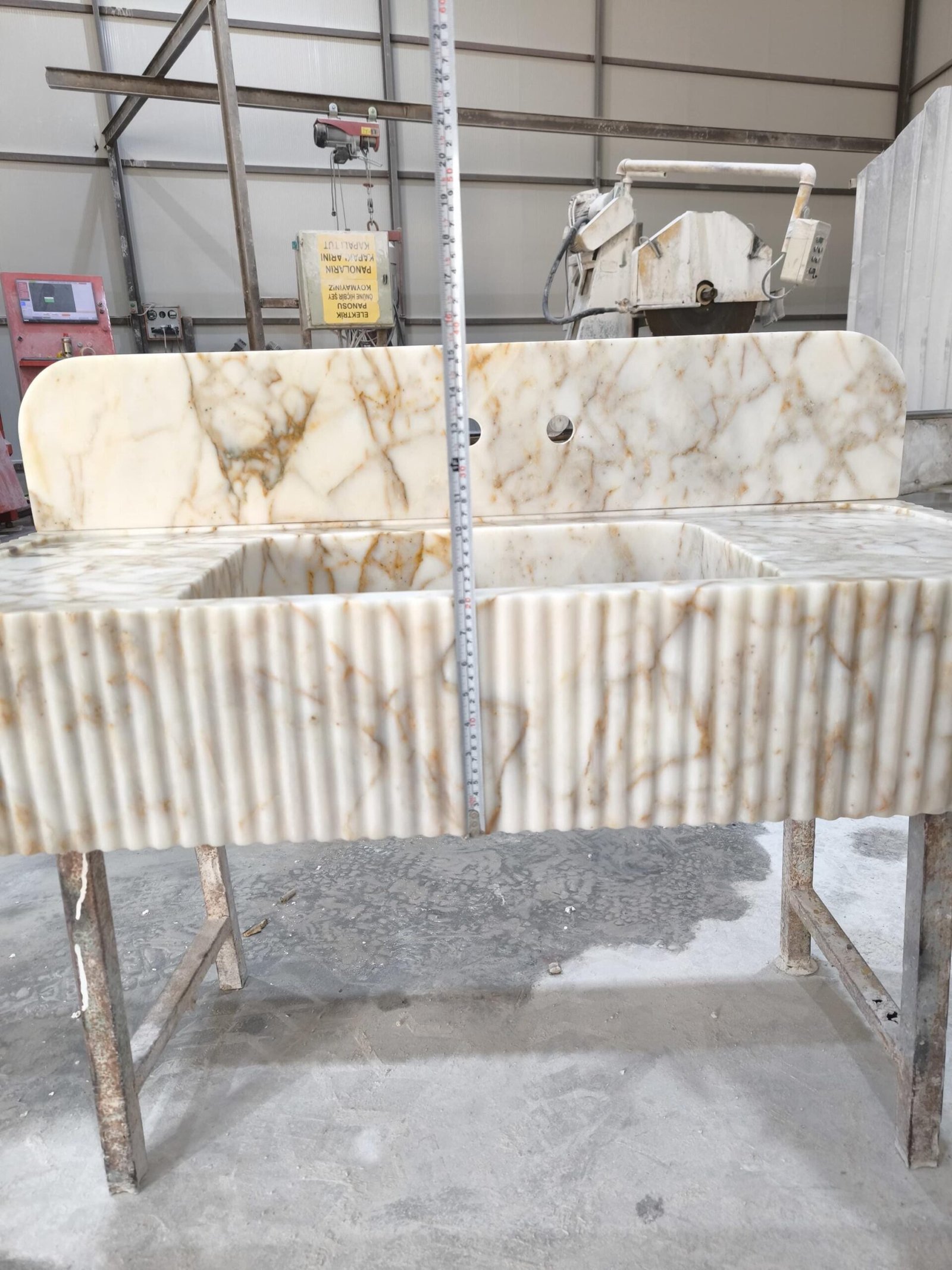 Calacatta Gold Mermer Lavabo – Yivli (Fluted) Backsplash’li Lüks Banyo Tezgahı (42") - Görsel 2