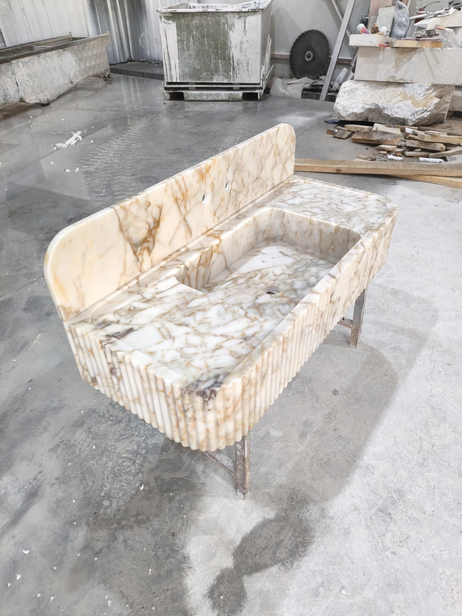 Calacatta Gold Mermer Lavabo – Yivli (Fluted) Backsplash’li Lüks Banyo Tezgahı (42") - Görsel 4