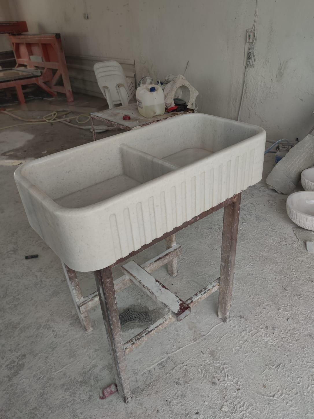 Carrara Mermer Mutfak Evyesi – Çift Hazneli, Ribbed Apron Ön Yüzeyli Farmhouse Sink (36") - Görsel 5