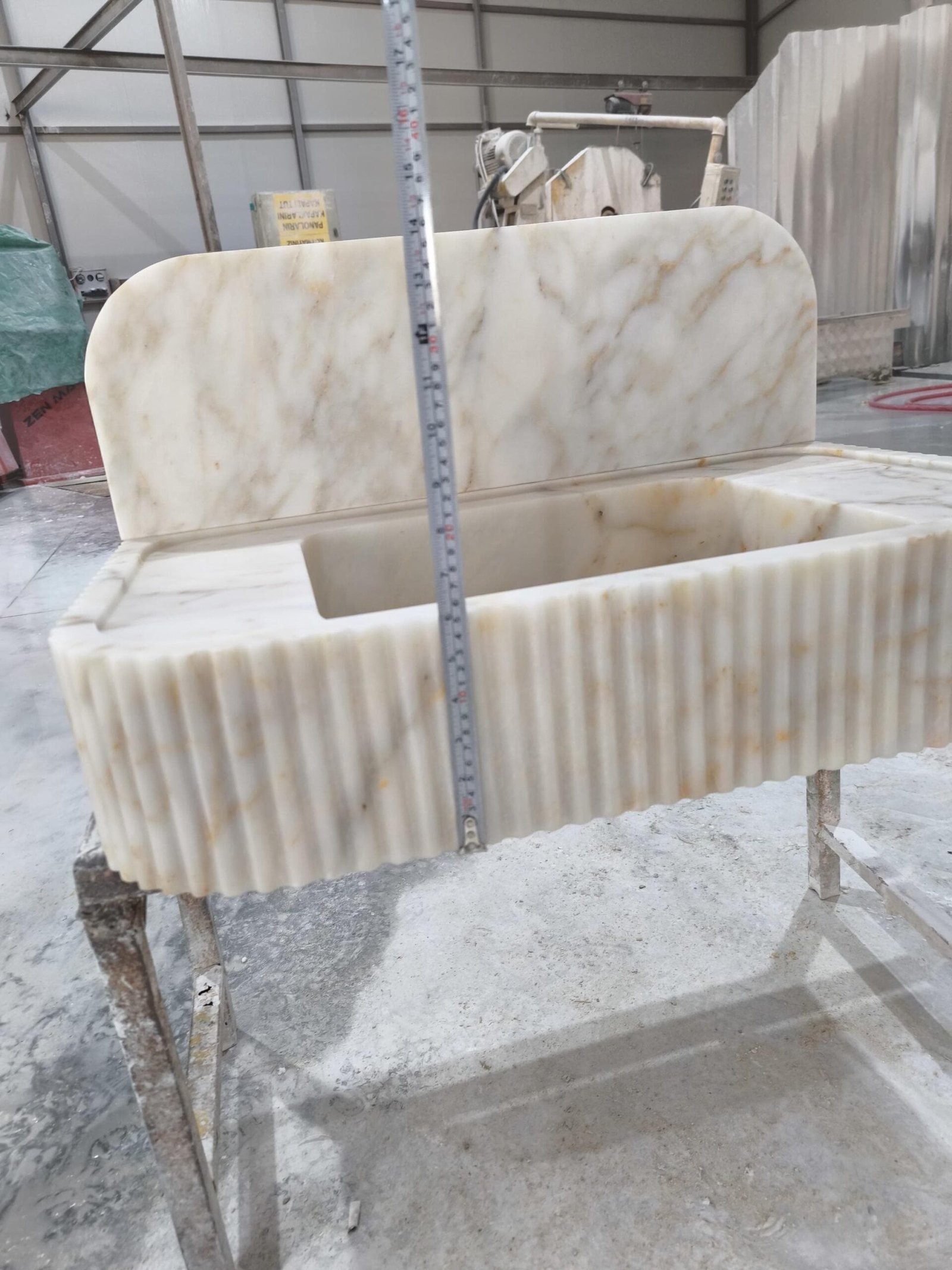 Calacatta Gold Mermer Lavabo – Yivli (Fluted) Backsplash’li El Yapımı Lüks Banyo Tezgahı - Görsel 2
