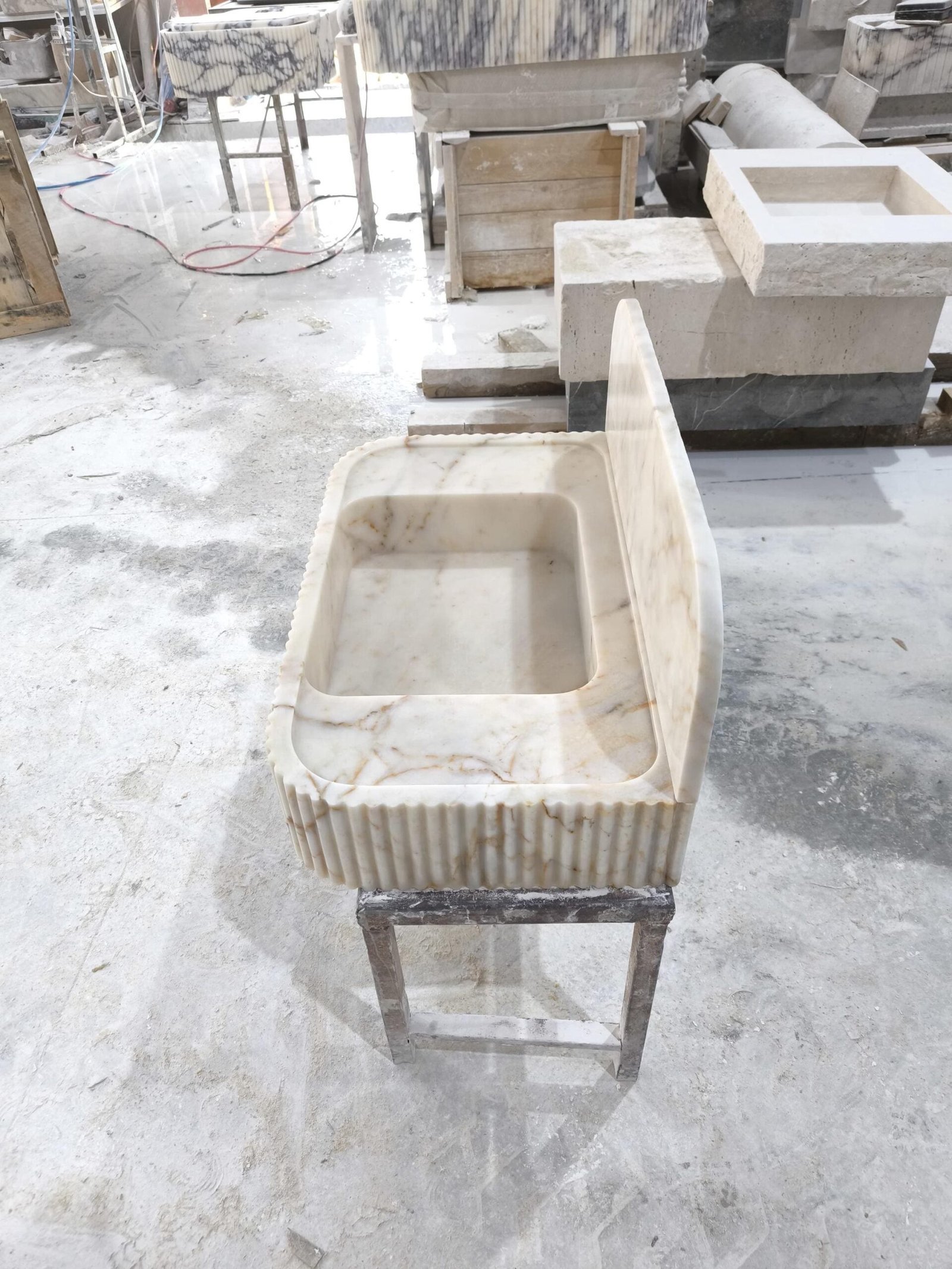 Calacatta Gold Mermer Lavabo – Yivli (Fluted) Backsplash’li El Yapımı Lüks Banyo Tezgahı - Görsel 7