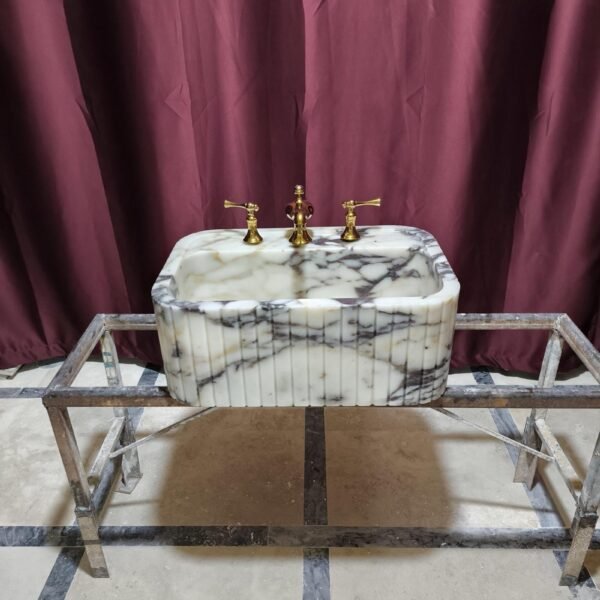 Calacatta Gold Mermer Lavabo – Fluted Tasarımlı Pirinç Bataryalı Lüks Banyo Lavabosu (16x24)