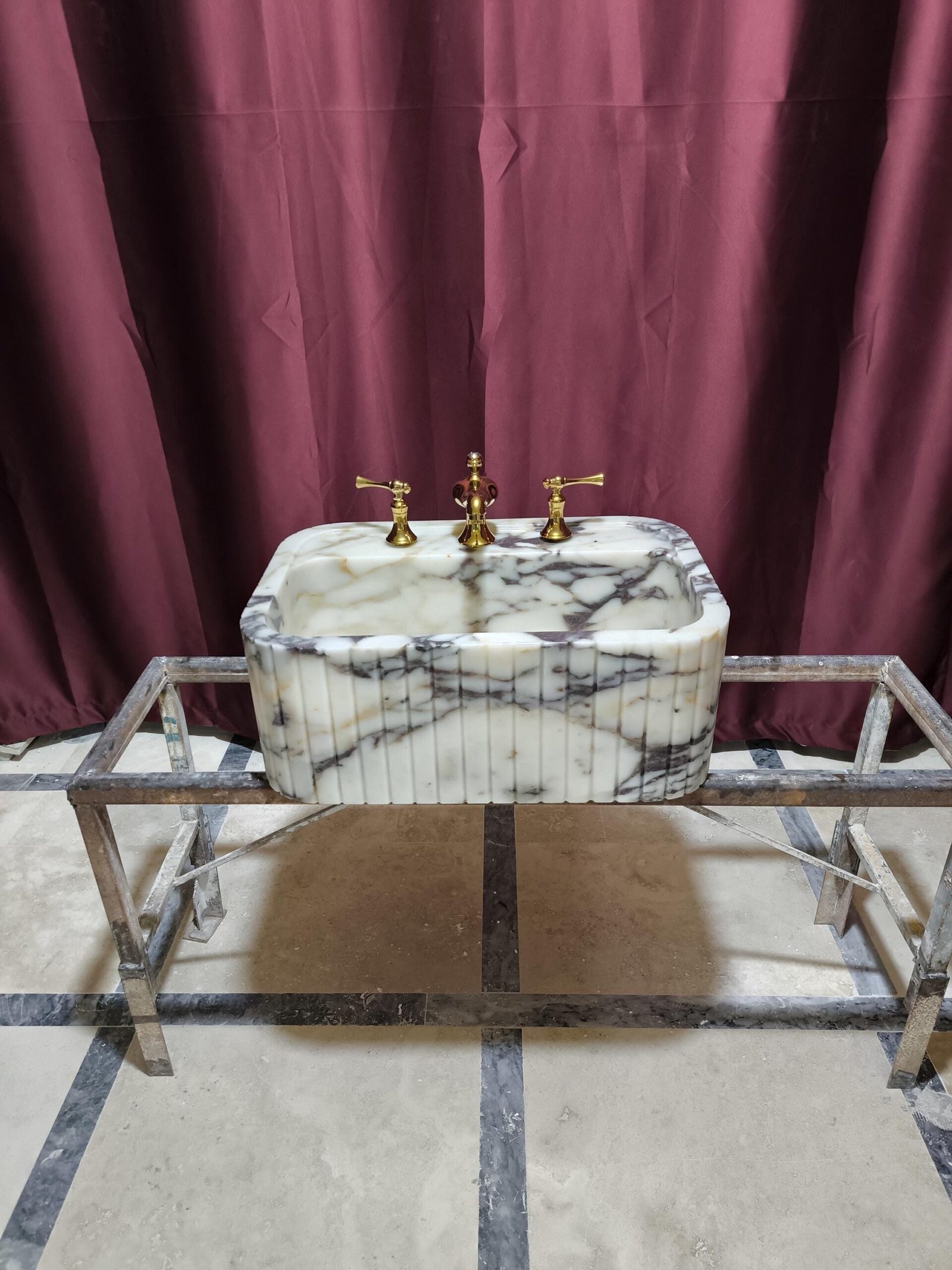 Calacatta Gold Mermer Lavabo – Fluted Tasarımlı Pirinç Bataryalı Lüks Banyo Lavabosu (16x24)
