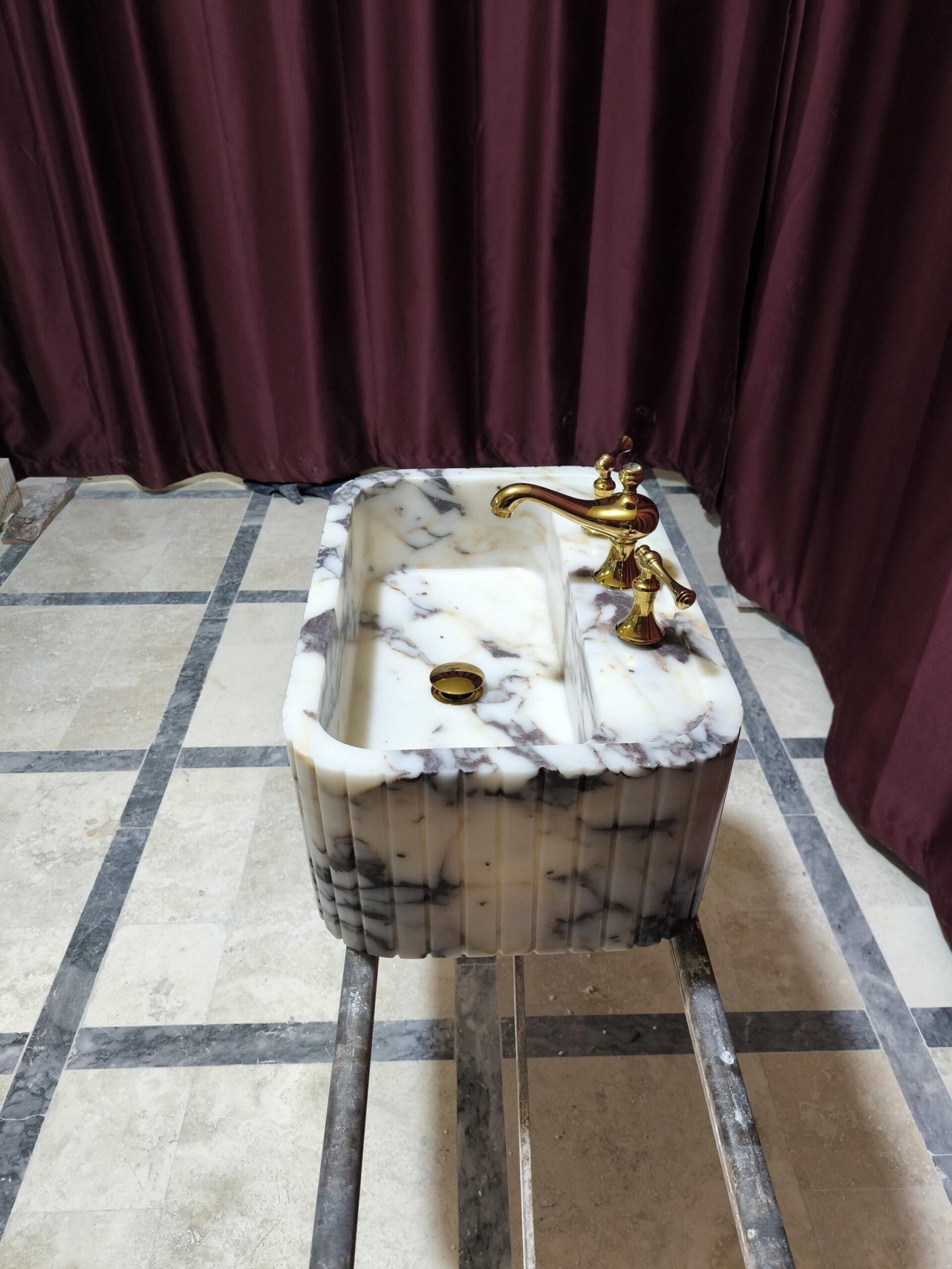 Calacatta Gold Mermer Lavabo – Fluted Tasarımlı Pirinç Bataryalı Lüks Banyo Lavabosu (16x24) - Görsel 4